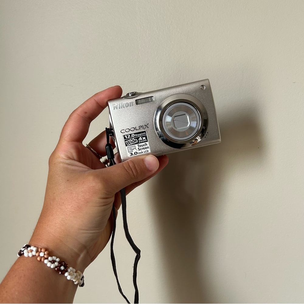 Nikon Coolpix S4000 Digital Camera (+ Roots Camera Bag)